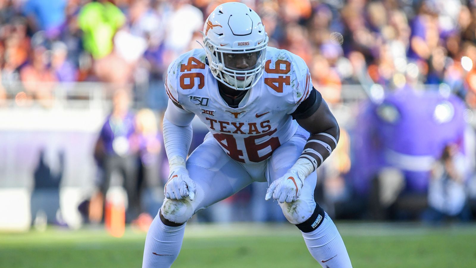 
                <strong>Joseph Ossai (Texas)</strong><br>
                Joseph Ossai spielte sich in der Saison 2020 noch einmal richtig in den Fokus, wurde in das First Team All-Big 12 und in das Consensus First Team All-American gewählt. Der 1,93 Meter große und 115 Kilogramm schwere Outside Linebacker bzw. Edge Rusher hat in der Saison 2020 beachtliche 15,5 Tackles for Loss, 5,5 Sacks und drei Forced Fumbles verbucht. Ossai hat seine Entwicklung zwar noch längst nicht abgeschlossen, weil er am College zwischen der Position des Linebackers und des Defensive Ends oftmals wechselte. Mit seiner Athletik, Explosivität und Mentalität erfüllt er aber viele Voraussetzungen für eine erfolgreiche NFL-Karriere.
              