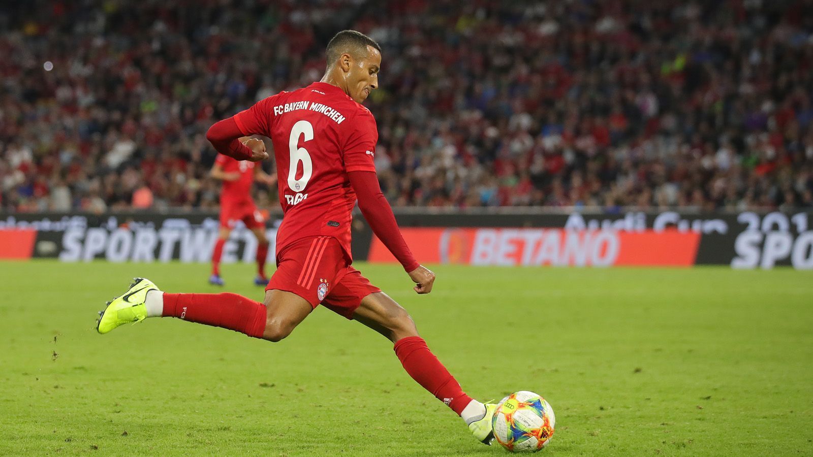 
                <strong>Thiago</strong><br>
                Wenn ein verdienter Spieler gehen will, hast du als Verein schlechte Karten. So war es auch mit Thiago. Nach sieben Jahren in München suchte der Spanier eine neue Herausforderung und wechselte zum FC Liverpool. Soweit so gut. Allerdings wurde Thiago trotz eines Marktwertes von knapp 50 Millionen für 22 Millionen Euro quasi verscherbelt. Das lag einerseits an seiner kurzen Restvertragslaufzeit. Andererseits aber vielleicht auch an einem unglücklichen Verhandlungs-Händchen. Zumindest in diesem Fall. Brazzo-Note: 4
              