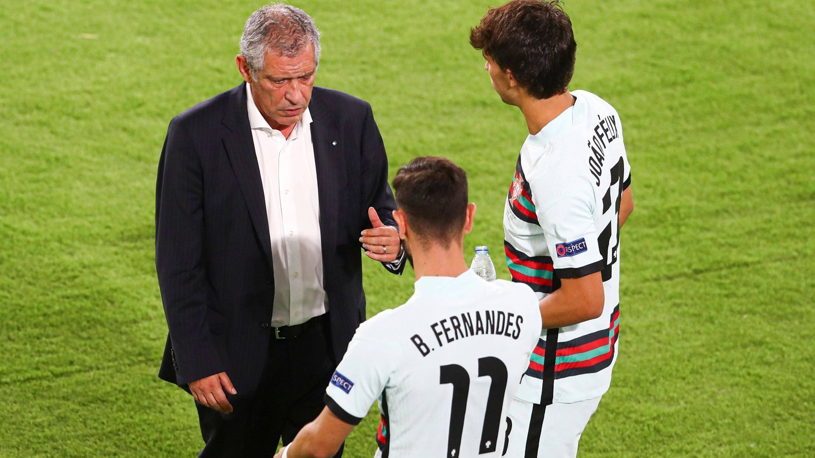 
                <strong>Portugal wechselt offensiv durch</strong><br>
                Ebenfalls kurz nach der Pause bringt Portugals Trainer Fernando Santos mit Joao Felix und Bruno Fernandes zwei frische Offensivkräfte. Felix bietet sich direkt eine Kopfballchance, Fernandes zielt aus der zweiten Reihe zu hoch.
              