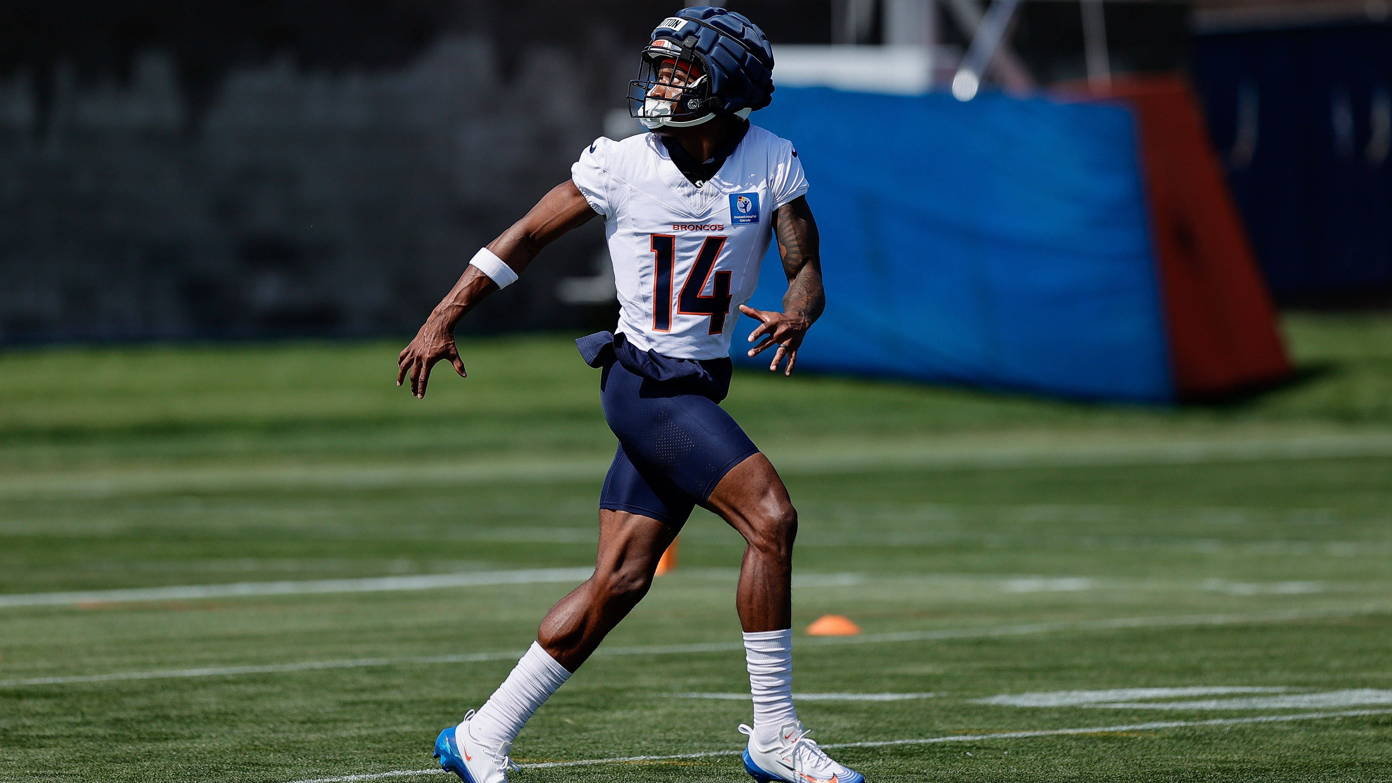 <em><strong>Courtland Sutton (Denver Broncos)</strong><br>Die Denver Broncos stehen kurz vor einem wichtigen Deal. Laut "ESPN" hat sich die Franchise auf eine Vertragsverlängerung mit Courtland Sutton geeinigt. Der Wide Receiver unterschreibt demnach einen neuen Vertrag über eine Laufzeit von vier Jahren. Das Gehalt soll sich dabei auf stolze 92 Millionen Dollar (rund 79,4 Millionen Euro) belaufen. Sutton spielt bereits seit 2018 für die Broncos, nachdem diese ihn in Runde 2 getradet hatten.</em>