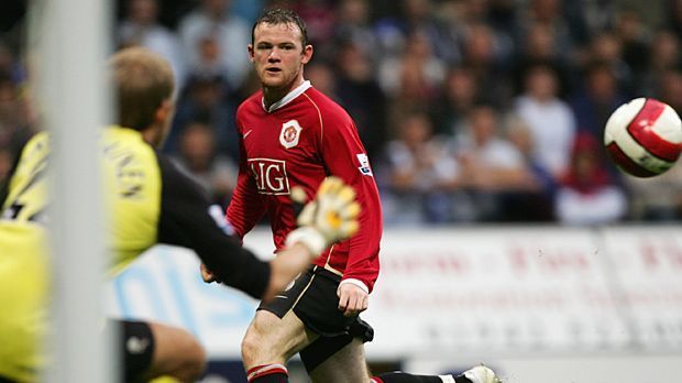 
                <strong>Wayne Rooney</strong><br>
                Ausgerechnet im Manchester-Derby durfte sich Wayne Rooney über sein 50. Tor freuen. Der United-Stürmer traf am 9. Dezember 2006 gegen City. Zu diesen Zeitpunkt war der englische Nationalspieler 21 Jahre, einen Monat und 15 Tage alt und hatte bereits 146 Spiele in der Premier League absolviert.
              