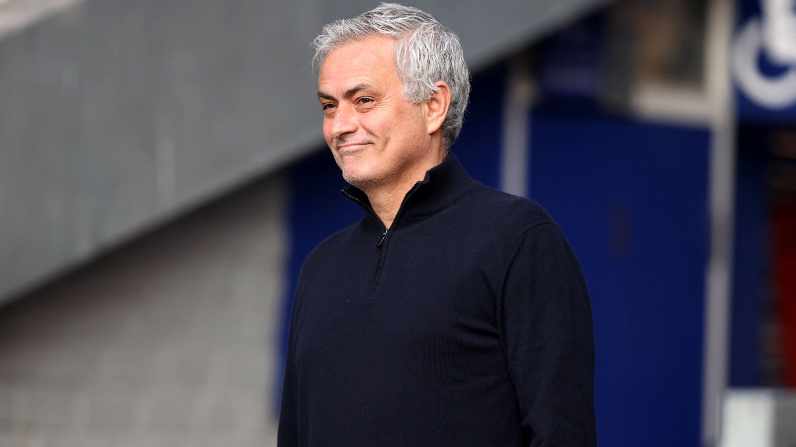 
                <strong>5 Freistellungen ergeben 90 Millionen Euro an Abfindungen </strong><br>
                Die Zeit von Jose Mourinho bei Tottenham Hotspur ist vorüber. Lediglich 17 Monate war der Portugiese beim Tabellensiebten der Premier League tätig. Weil sein Vertrag allerdings noch bis zum Sommer 2023 galt, kassiert er laut "The Sun" eine Abfindung von stolzen 15 Millionen Pfund, also umgerechnet 17,4 Millionen Euro. Offenbar lohnt es sich, entlassen zu werden. Über seine gesamte Trainerlaufbahn soll "The Special One" demnach rund 90 Millionen Euro an Abfindungen kassiert haben. ran.de verrät, wie diese Summe zustande gekommen ist.
              