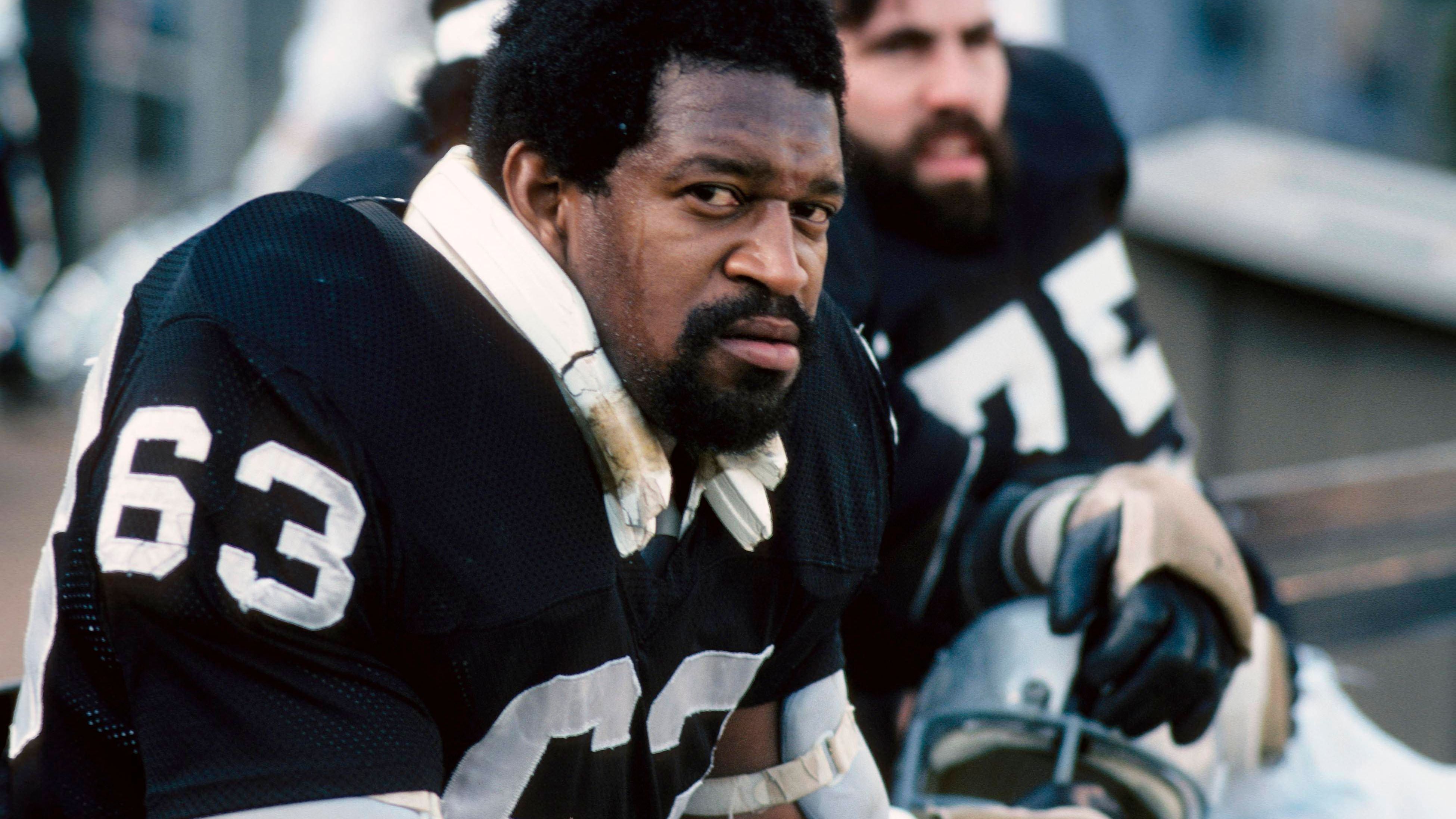 <strong>63: Gene Upshaw</strong><br>Team: Oakland Raiders<br>Position: Offensive Guard<br>Erfolge: Pro Football Hall of Famer, zweimaliger Super-Bowl-Champion, fünfmaliger First Team All-Pro, siebenmaliger Pro Bowler<br>Honorable Mention: Willie Lanier