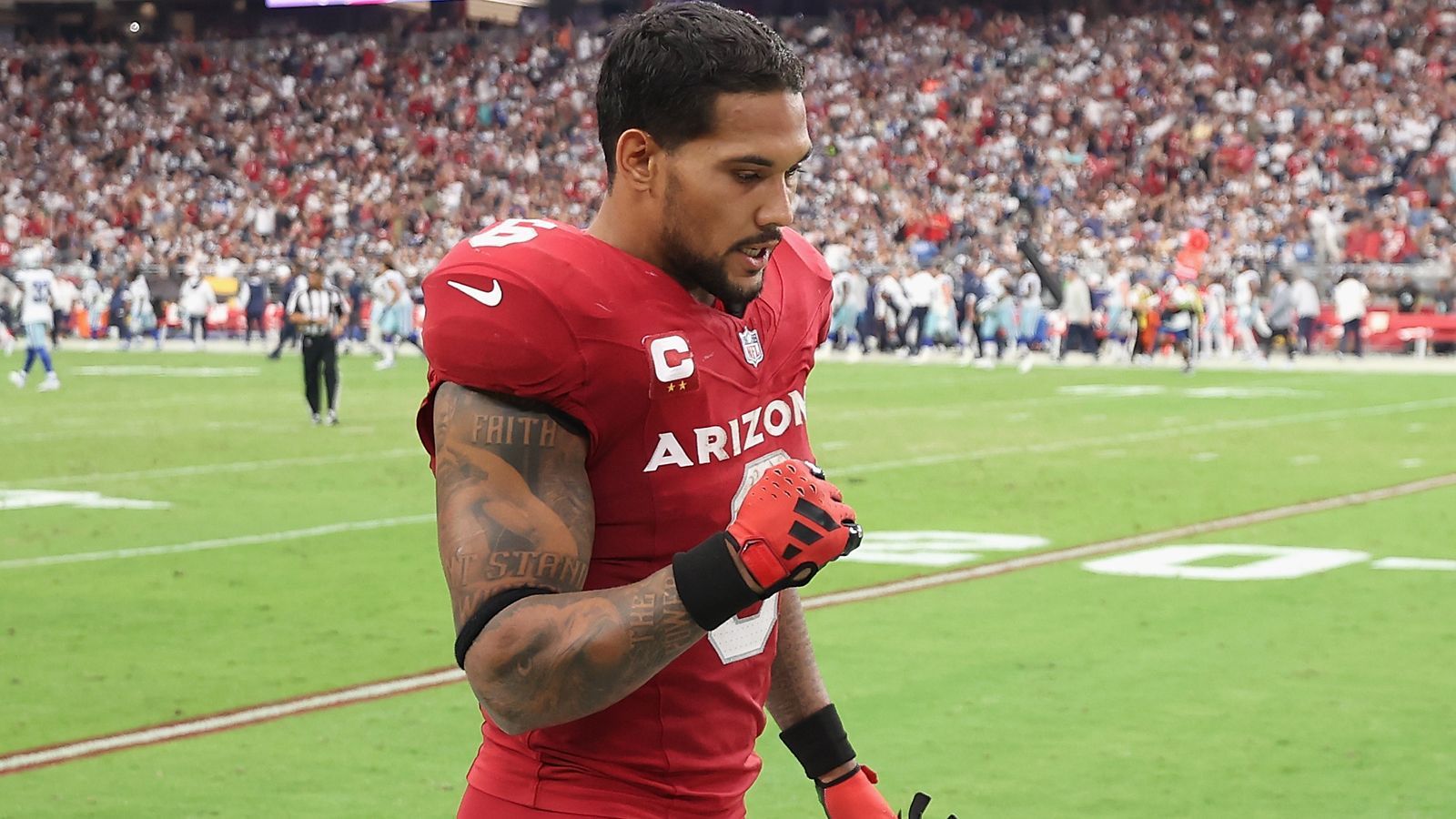 <strong>Arizona Cardinals: James Conner</strong><br>Wir hätten hier am liebsten in 2-3 Wochen Rhythmen gewählt. Mal war der abgewanderte Quarterback Joshua Dobbs der beste Cardinals-Spieler, dann der inzwischen verletzte Running Back Conner, und dann wieder Receiver Michael Wilson. Doch seit Conner raus ist, läuft es deutlich schlechter. Daher fiel unsere Wahl trotz seines Ausfalls auf den ehemaligen Pittsburgh Steeler.