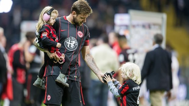 
                <strong>Marco Russ</strong><br>
                Marco Russ: Der SGE-Verteidiger erhielt nach dem letzten Saison-Spieltag nach einer positiven Dopingprobe die Diagnose einer schweren Tumorerkrankung. Eintracht Frankfurt spielte kurz darauf gegen den 1. FC Nürnberg in der Relegation und trotz dieser Schock-Nachricht stand Russ als Kapitän auf dem Platz! Der 30-Jährige wurde dabei ausgerechnet zum Pechvogel, er erzielte ein Eigentor und kassierte durch eine Gelbe Karte eine Sperre für das Rückspiel in Nürnberg. Noch vor der entscheidenden Partie wurde Russ operiert und durfte danach über den Klassenerhalt der Eintracht jubeln.
              