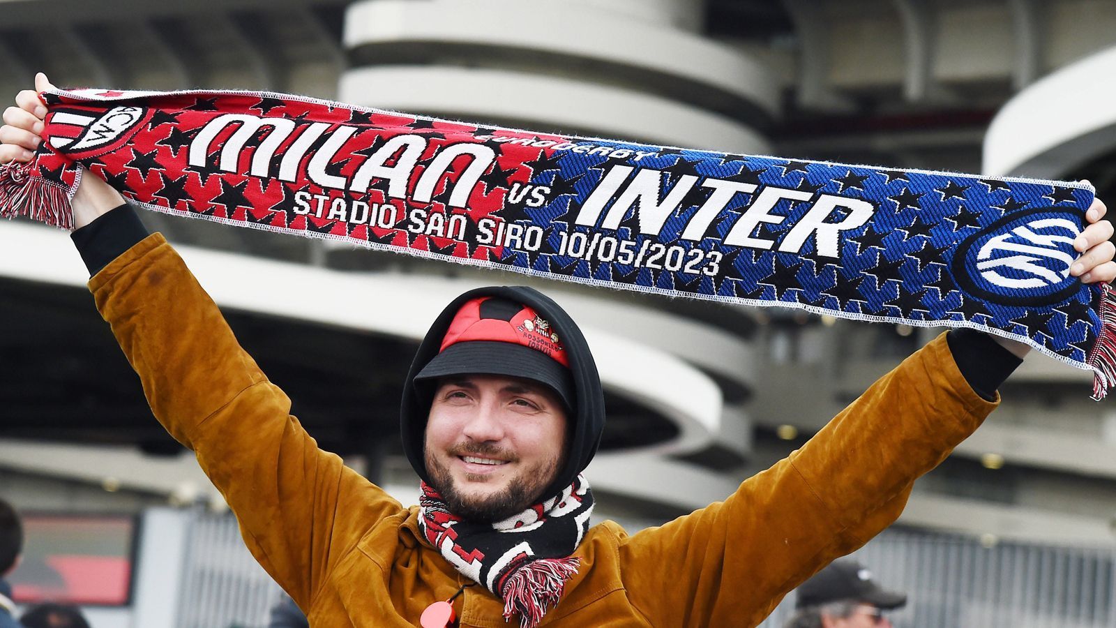 
                <strong>Stadtderby in der Champions League: AC Mailand vs. Inter Mailand</strong><br>
                Normalerweise gibt es eine erbitterte Rivalität zwischen den Fans der AC Milan und Inter Mailand. Vor dem Duell im Halbfinale der Champions League wurden aber gemeinsame Fanschals hergestellt und verkauft.
              