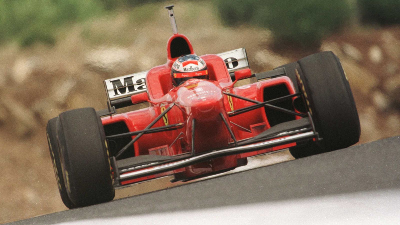 
                <strong>Ferrari-Ära beginnt 1996</strong><br>
                Zur Saison 1996 verließ Schumacher das Titel-Team Benetton und wechselte zu Ferrari. Die Italiener um Teamchef Jean Todt suchten nach einem Piloten, der das rote Traditionsauto wieder zurück an die Spitze führen und das Team bei der Entwicklung unterstützen würde. Seit 1979 konnte Ferrari keinen WM-Titel mehr feiern. Schumacher leistete in den Jahren 1996 bis 1999 akribische Arbeit und machte die Scuderia wieder reif für Titel. Damit war der Grundstein für seine folgende Dominanz gelegt.
              