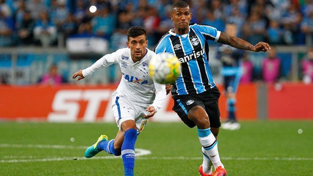
                <strong>Walace (Hamburger SV)</strong><br>
                Was sich angedeutet hat, ist nun bestätigt: Der Hamburger SV hat den Brasilianer Walace verpflichtet. Das Eigengewächs von Gremio Porto Alegre bekommt einen Vertrag bis 2021. Die Ablösesumme soll etwas über neun Millionen Euro betragen. Sportchef Jens Todt: "Wir wollen ihm die Eingewöhnung so leicht wie möglich machen, dürfen aber gerade zu Beginn seiner Zeit in Deutschland nicht zu viel von ihm erwarten. Wir werden ihn fair behandeln und ihm eine Anpassungszeit zugestehen."
              