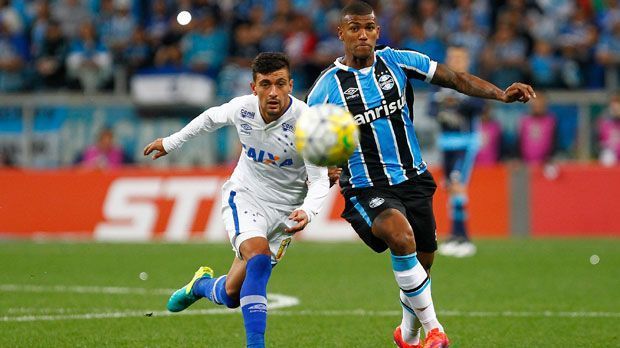 
                <strong>Walace (Hamburger SV)</strong><br>
                Was sich angedeutet hat, ist nun bestätigt: Der Hamburger SV hat den Brasilianer Walace verpflichtet. Das Eigengewächs von Gremio Porto Alegre bekommt einen Vertrag bis 2021. Die Ablösesumme soll etwas über neun Millionen Euro betragen. Sportchef Jens Todt: "Wir wollen ihm die Eingewöhnung so leicht wie möglich machen, dürfen aber gerade zu Beginn seiner Zeit in Deutschland nicht zu viel von ihm erwarten. Wir werden ihn fair behandeln und ihm eine Anpassungszeit zugestehen."
              