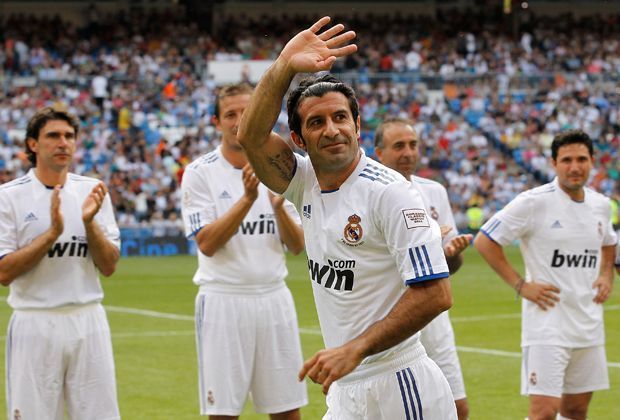 
                <strong>Mittelfeld: Luis Figo (u.a. Real Madrid)</strong><br>
                Noch beim FC Barcelona spielte Figo gegen Carlos und bereitete diesem einige Probleme, später spielten sie dann gemeinsam bei Real Madrid: "Er war so gut, er hat mir immer Schwierigkeiten bereitet, wenn wir in Barcelona gespielt haben."
              