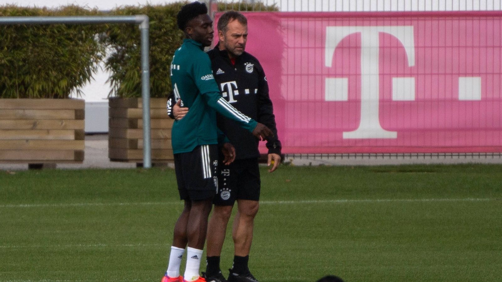 
                <strong>7. Alphonso Davies ist im Formtief</strong><br>
                Angesichts seines bisherigen Werdegangs und seiner gerade einmal 20 Jahre eine verständliche Entwicklung, die aber angesichts des Verletztenstandes zur Unzeit kommt. Auch Davies selbst plagten diese Saison Blessuren. Die Bayern hoffen, dass sich Davies möglichst bald aus seiner Formkrise befreit und an die Leistungen aus der Vorsaison anknüpft, in der es für den jungen Kanadier nur nach vorne ging.
              