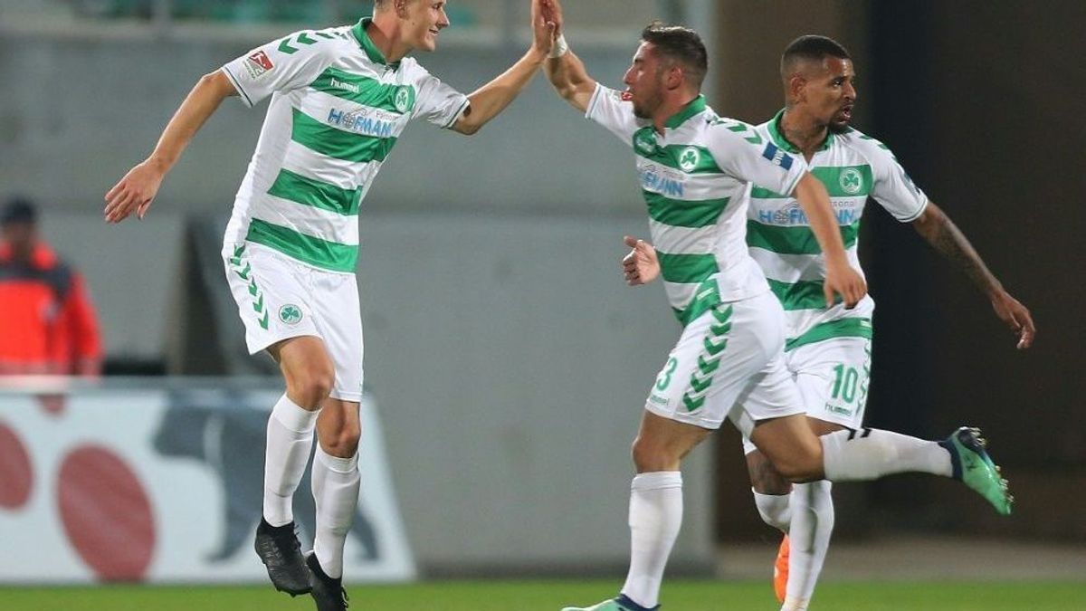 Wittek (M.) erzielt das 1:0 beim Sieg in Regensburg