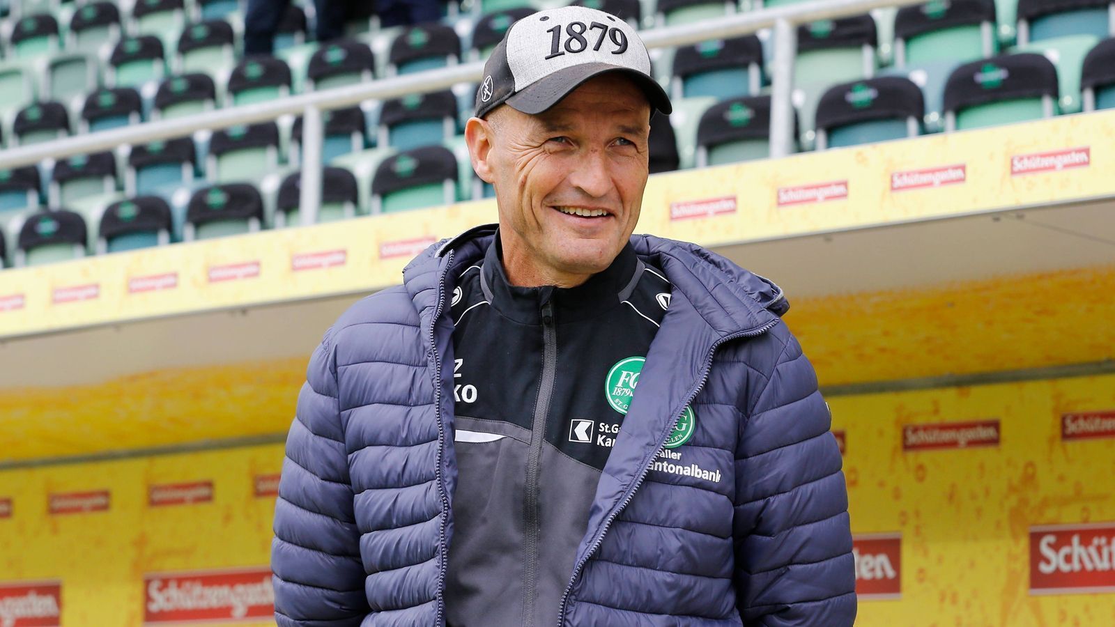 <strong>Peter Zeidler (FC St. Gallen)</strong><br>
                Früher war Peter Zeidler als Co-Trainer von Ralf Rangnick bekannt, seit einigen Jahren versucht er sich wieder in der ersten Reihe als Chefcoach. Nach Stationen wie Red Bull Salzburg, FC Sion und FC Sochaux heuerte Zeidler im Sommer 2018 beim Schweizer Erstligisten FC St. Gallen an. Im Herbst 2023 galt er sogar als Kandidat beim FC Augsburg.