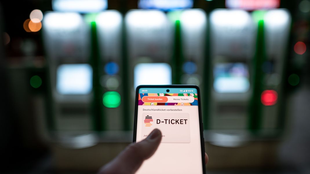 Zum Start des Deutschlandtickets stürzten bundesweit die Server ab.