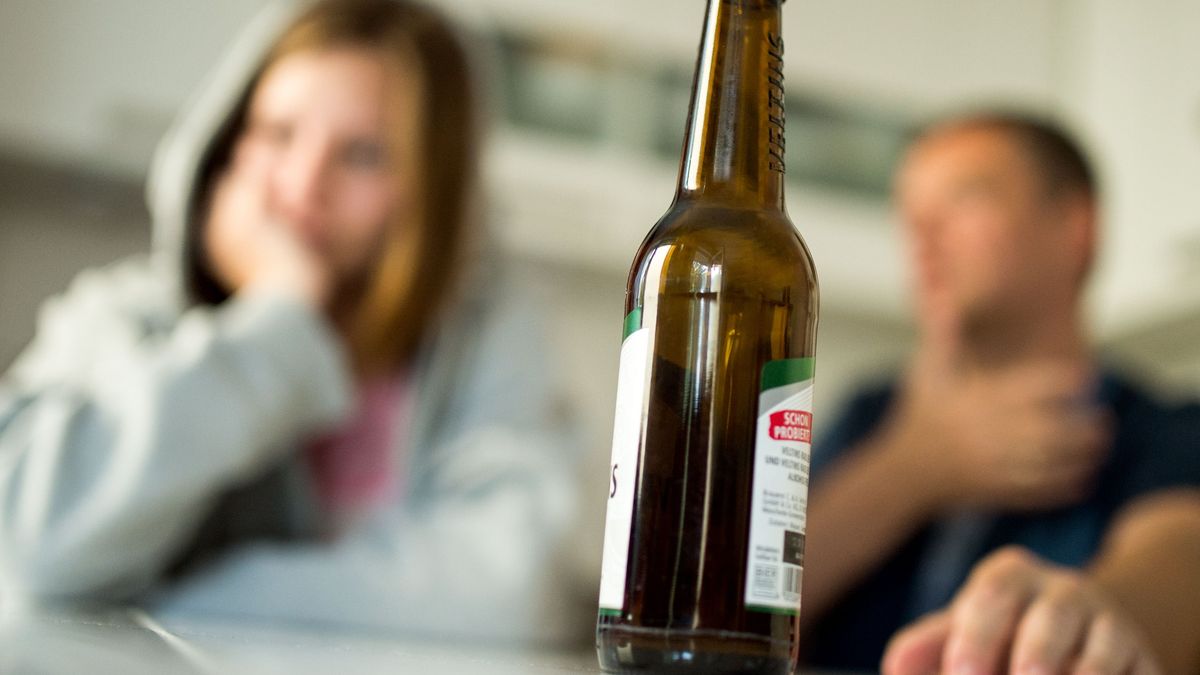 14-Jährige dürfen in Deutschland Alkohol trinken, wenn Sorgeberechtigte dabei sind. 