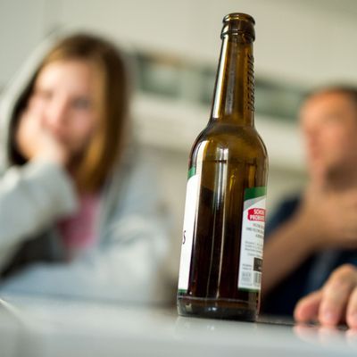 14-Jährige dürfen in Deutschland Alkohol trinken, wenn Sorgeberechtigte dabei sind. 