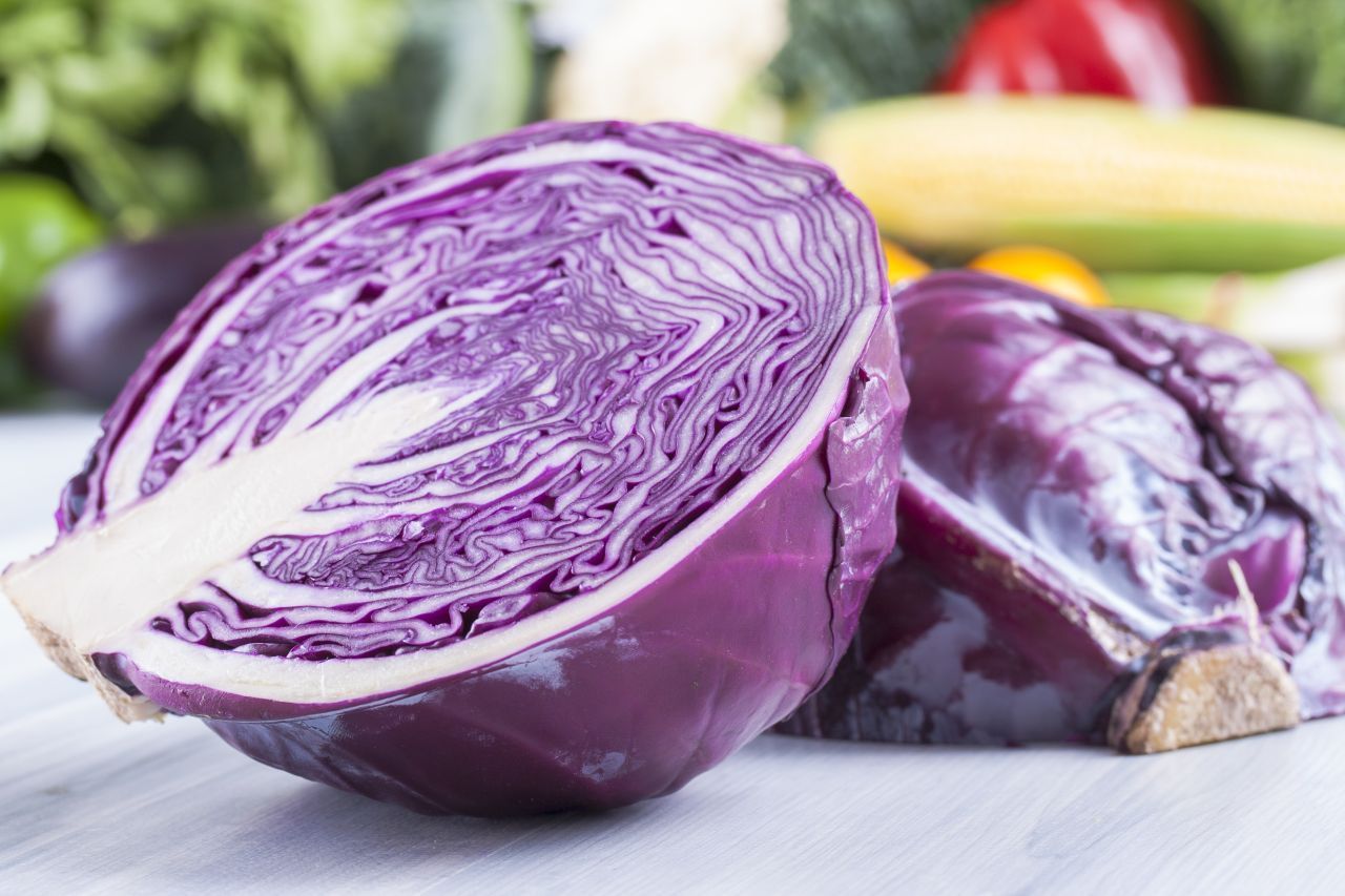 Rotkohl enthält Ballaststoffe und regt die Darmtätigkeit an. Die Farbe erhält er durch sekundäre Pflanzenstoffe namens Anthocyane.