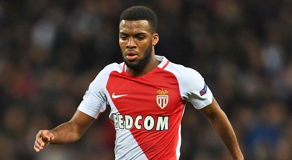 
                <strong>Thomas Lemar (AS Monaco)</strong><br>
                Thomas Lemar (AS Monaco): Der Franzose wäre eine Option für Linksaußen - könnte aber auch auf rechts oder im offensiven Mittelfeld spielen. Aktuell ist Lemar an der Schulter verletzt und fehlt Monaco wohl noch bis Anfang Dezember. Dennoch ist der 21-Jährige (wird am 12. November 22 Jahre alt) auf dem internationalen Transfermarkt heiß begehrt, auch andere Top-Klubs sollen ihn auf dem Zettel haben. Doch auch ein Lemar-Transfer wäre sicher nicht ganz preiswert, denn der Youngster hat in Monaco noch einen Vertrag bis 2020.
              