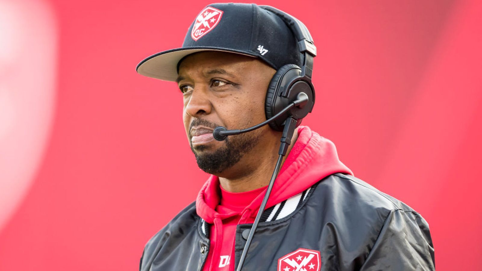 
                <strong>Verlierer: Pep Hamilton (Head Coach, DC Defenders)</strong><br>
                Nach Week 2 schien es noch so, als hätte der frühere Offensive Coordinator der Indianapolis Colts nun in Washington einen Titelanwärter geformt. Die ersten beiden Spiele wurden souverän gewonnen. Seitdem allerdings geht es rapide bergab: Erst verloren die Defenders mit 9:39 gegen die Los Angeles Wildcats, nun am Sonntag erfolgte die 0:25-Blamage gegen die Tampa Bay Vipers. Beide Gegner waren bis dahin sieglos. Hamilton findet weder in der Offense noch in der Defense Lösungen. Auch sein Quarterback Cardale Jones ist völlig von der Rolle, hatte in den vergangenen beiden Partien Quarterback-Ratings von 20,7 und 30,9.  
              