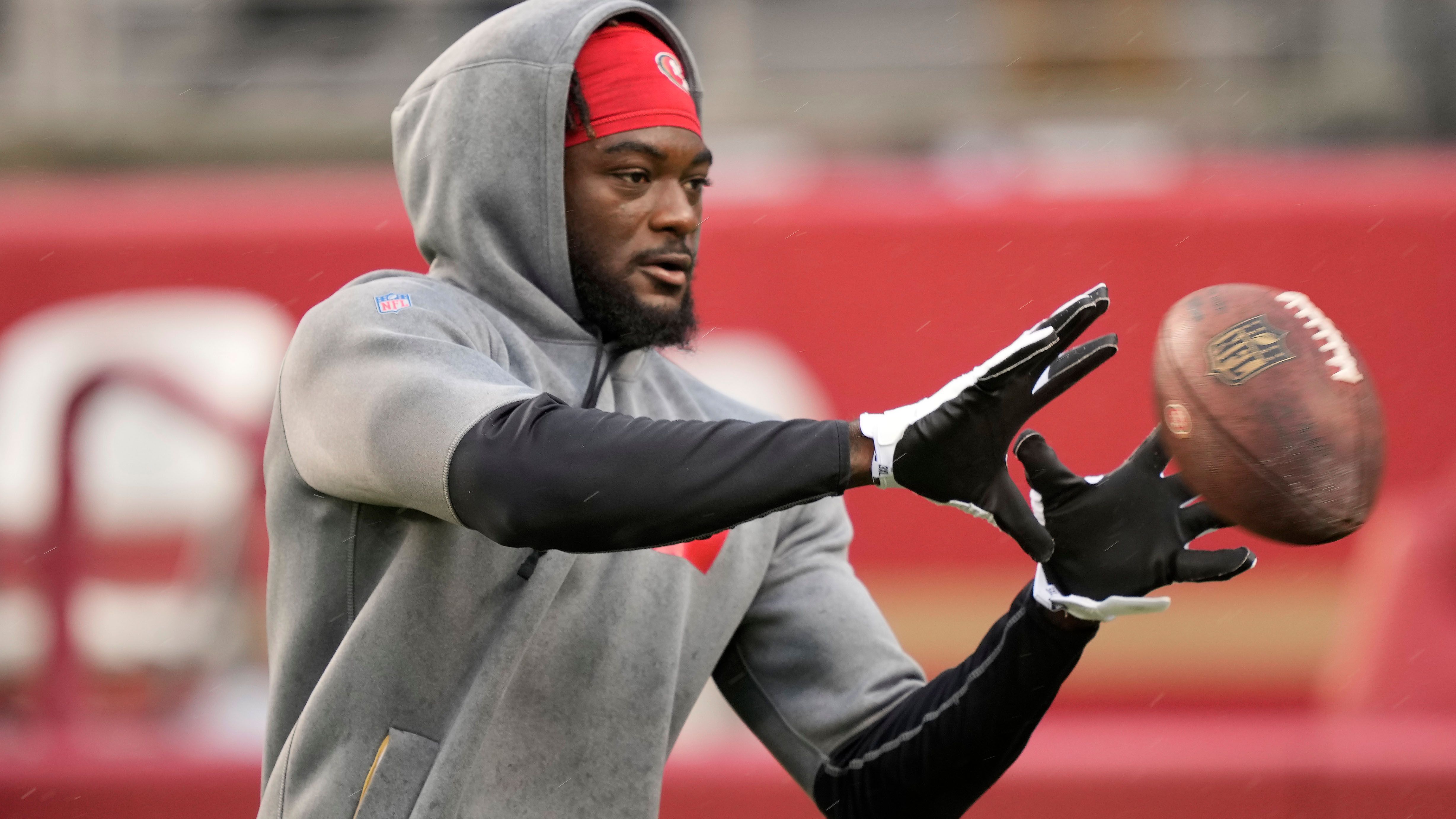 
                <strong>Brandon Aiyuk (San Francisco 49ers)</strong><br>
                Überragendes Rookie-Jahr, jetzt unter den Erwartungen. Auch auf 49ers Receiver Brandon Aiyuk trifft das zu. Vor der Saison erhoffte man sich den Schritt zum Nummer-Eins-Receiver, doch der 23-Jährige kommt in sechs Spielen nicht einmal auf 100 Receiving Yards (96). Von Head Coach Kyle Shanahan bekam Aiyuk zuletzt einiges an Zuspruch, doch Fakt ist: In der zweiten Saisonhälfte muss der Youngster wieder deutlich mehr liefern. 
              