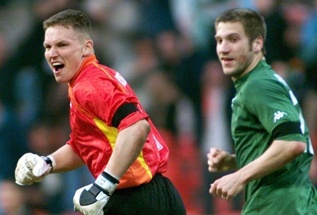
                <strong>Frank Rost</strong><br>
                2002 erzielte Frank Rost für Werder Bremen den Treffer zum 3:3-Ausgleich gegen Hansa Rostock. Kurios: Bremen gewann das Spiel sogar noch mit 4:3.
              