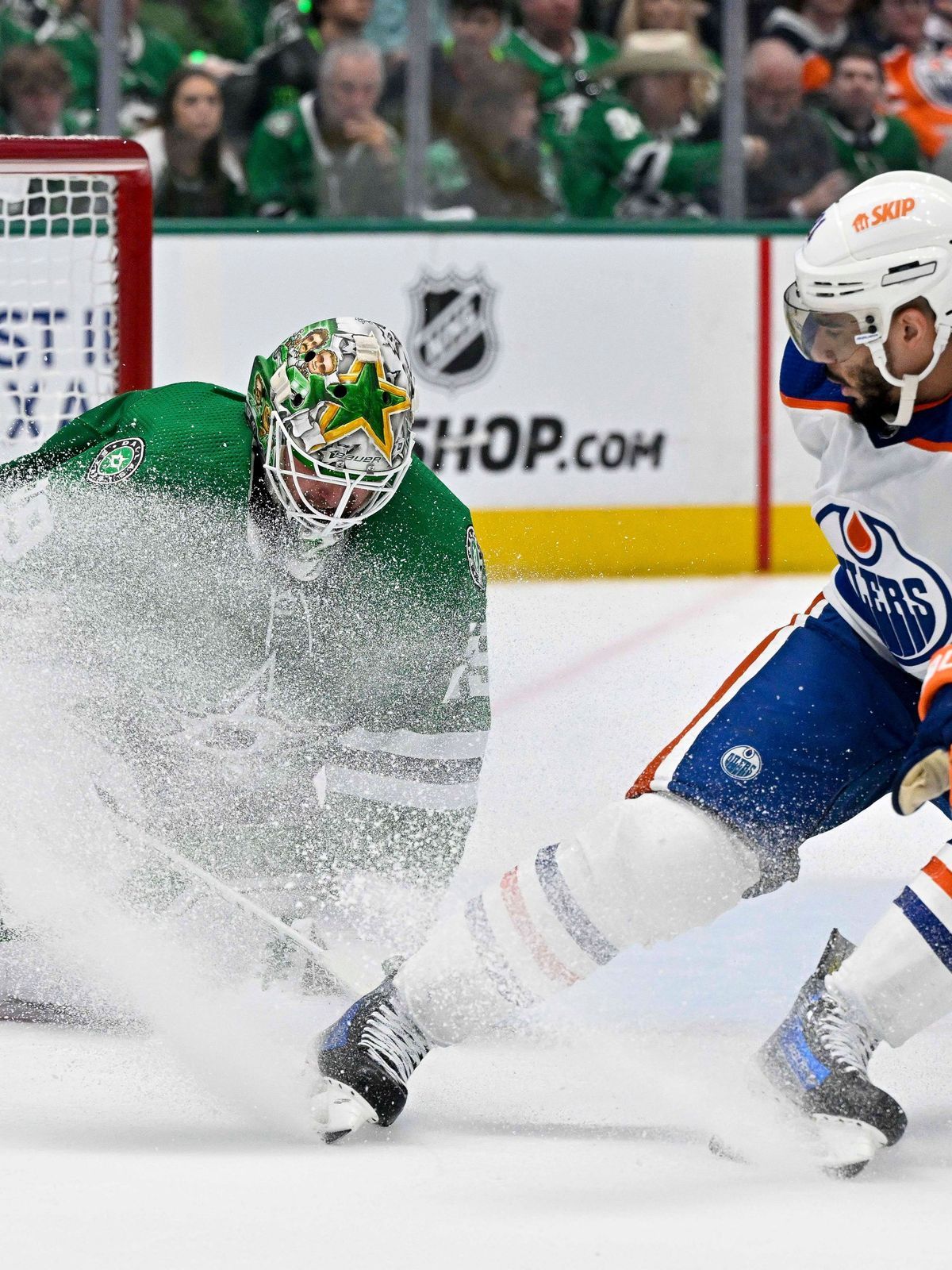 NHL, Eishockey Herren, USA Stanley Cup Playoffs-Edmonton Oilers at Dallas Stars May 25, 2024; Dallas, Texas, USA; Dallas Stars goaltender Jake Oettinger (29) covers up the puck in front of Edmonton...