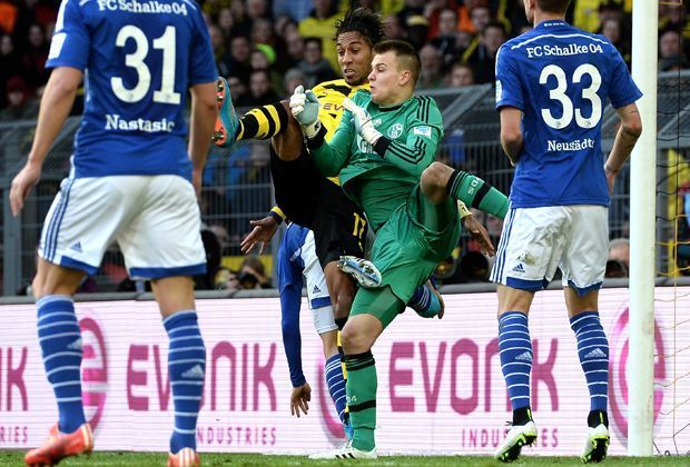 
                <strong>Harter Kampf</strong><br>
                Es ist ein intensives, aber überwiegend faires Derby - mit klaren Vorteilen für die Borussia. Der BVB berennt den Kasten von Keeper Timon Wellenreuther.
              