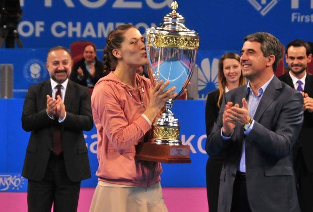 
                <strong>Tournament of Champions, Sofia 2014</strong><br>
                Etwas überraschend gewinnt Petkovic das "kleine Masters" in Sofia. Überraschend, denn eigentlich befindet sie sich in einer starken Formkrise. Doch im Turnierverlauf wird sie immer stärker und holt sich den Titel. 
              