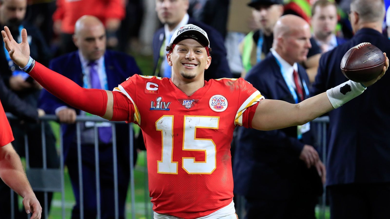 
                <strong>Höchster Vertrag der Sport-Geschichte</strong><br>
                Damit reiht sich Patrick Mahomes an die Spitze aller Sportler ein: Keiner hat zuvor einen solch hohen Vertrag unterschrieben. Nicht nur nicht in der NFL, auch in der MLB oder der NBA gab es noch nie so einen hochdotierten Kontrakt. Mahomes überholt Mike Trout, der 2019 einen Zwölfjahresvertrag in Höhe von 426,5 Millionen Dollar unterschrieb.
              