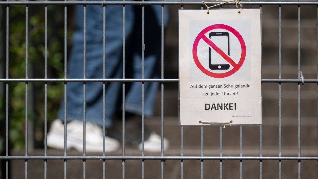 Bundesbildungsministerin Karin Prien will die private Handynutzung an Grundschulen verbieten.