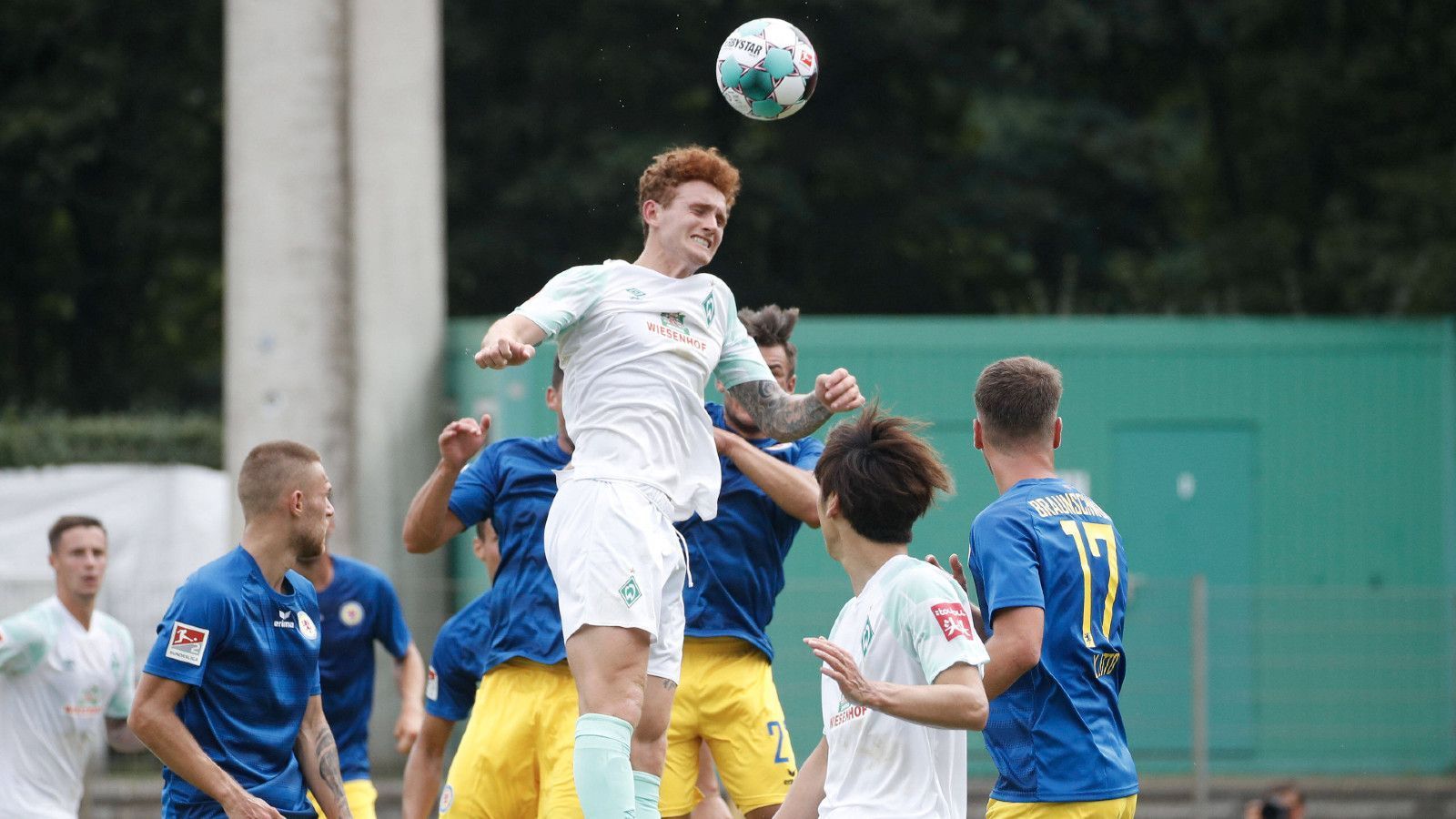 
                <strong>Josh Sargent (20 Jahre)</strong><br>
                Fühlt sich so an, als sei Sargent schon ewig bei den Hanseaten - dabei ist er erst 20. Wie bei Mina schlugen die Werderaner auch beim Amerikaner früh zu. Und führten ihn behutsam ran an seine Aufgabe. Sargent scheint nun bereit, den nächsten Schritt zu machen. Einsatz und Mut stimmen bei ihm ohnehin, wird er jetzt noch effizienter, geht der Ami durch die Decke.
              