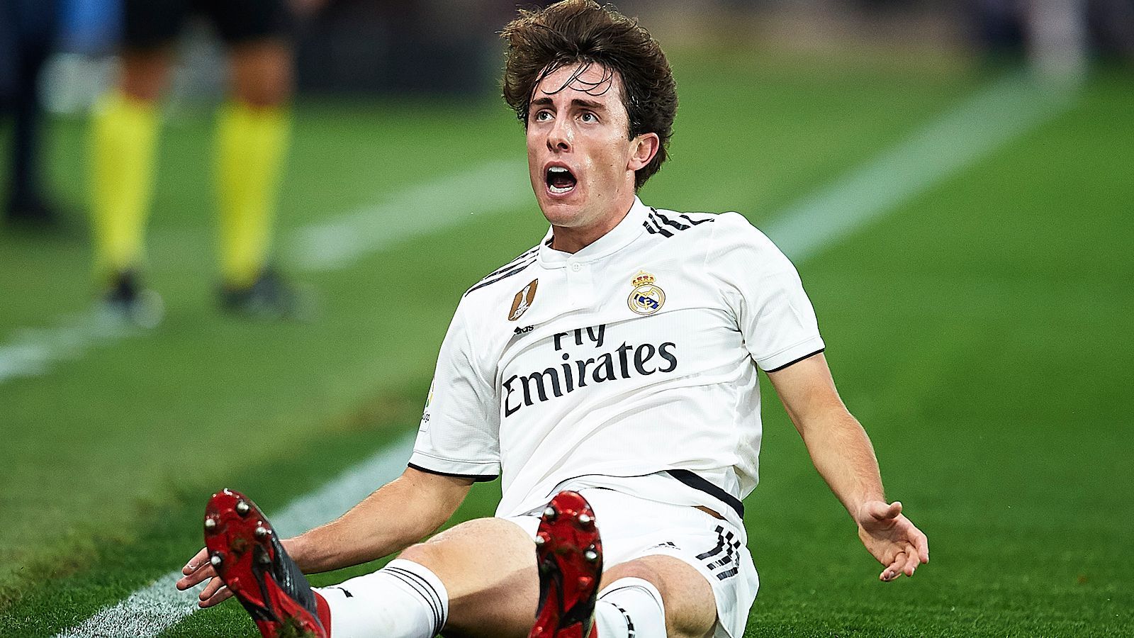 
                <strong>Sein Idol hat keine Verwendung für ihn</strong><br>
                In einem Interview bezeichnete Odriozola ausgerechnet Zinedine Zidane als sein größtes Idol. Dabei kam er bei dem im März 2019 als Trainer zurückgekehrten Franzosen kaum zum Zug. In der aktuellen Saison stehen fünf Einsätze zu Buche, seit Mitte Oktober wurde Odriozola nur einmal berufen - beim bedeutungslosen 3:1 in der Champions League beim FC Brügge. Sein letzter Ligaeinsatz beim 0:1 bei RCD Mallorca endete mit einer Gelb-Roten Karte. Dagegen schaffte er es oftmals gar nicht erst in den Kader.
              