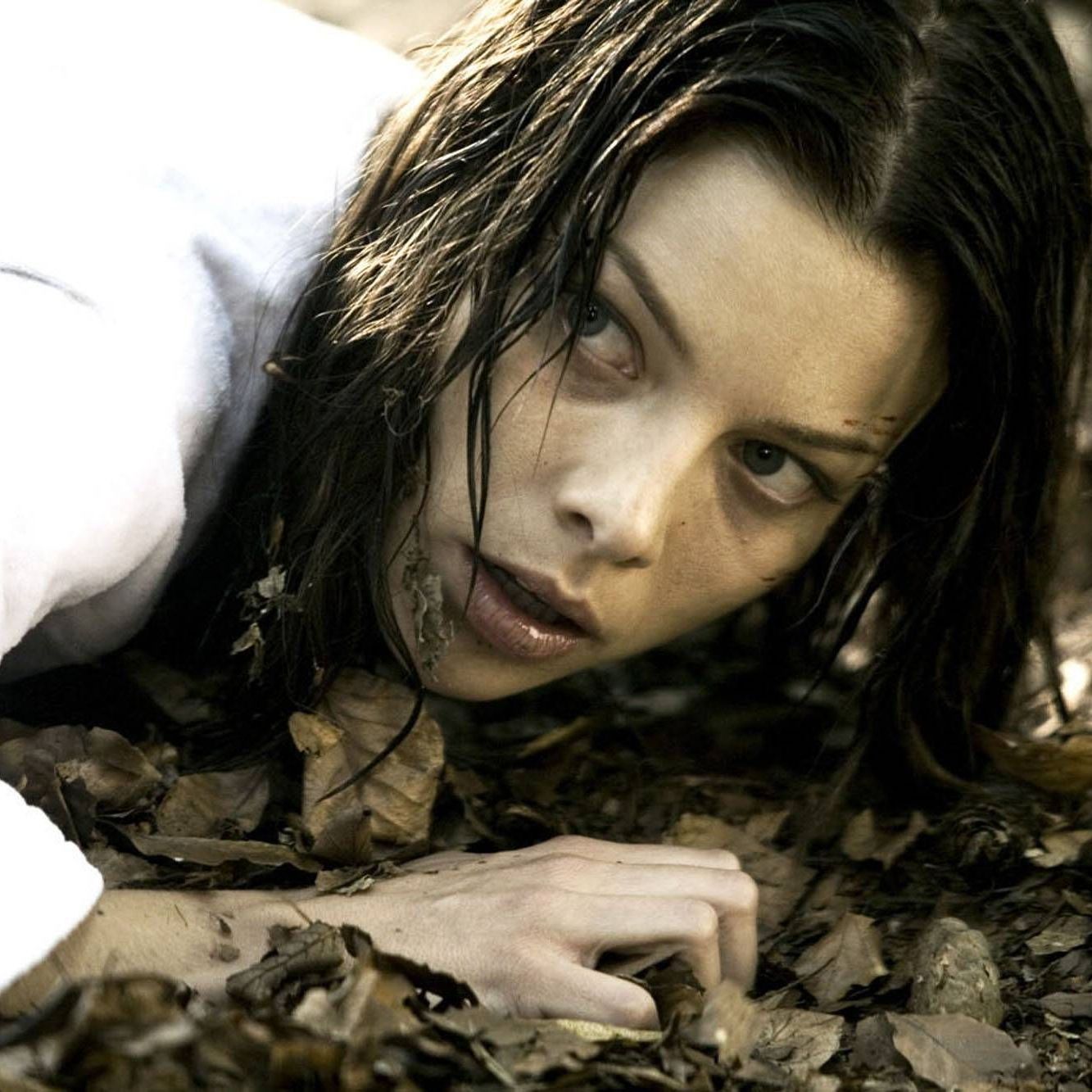 Die Weiterführung "Hostel 2" mit Lauren German als Beth, die verängstigt im Wald auf dem Boden liegend zur Seite schaut. 