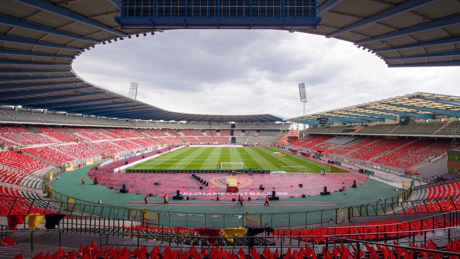 
                <strong>Platz 2 (geteilt): King Baudouin Stadium Brüssel</strong><br>
                Gesamtbewertung: 3,37 - Stadt: Brüssel (Belgien) - Verein: Nationalmannschaft Belgien
              