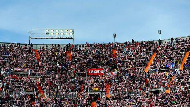 
                <strong>Platz 2: Estadio Mestalla </strong><br>
                Platz 2: Estadio Mestalla. Die Heimstätte des FC Valencia ist für die Engländer das zweitbeste Stadion Europas. Etwa 55.000 Gäste finden hier Platz und man sagt den Fans des FC Valencia nach, ihr Team besonders frenetisch anzufeuern. "Que bote Mestalla", einer der Sprechgesänge aus dem Oberrang, heißt zu deutsch: "Lasst das Mestalla beben!". 
              