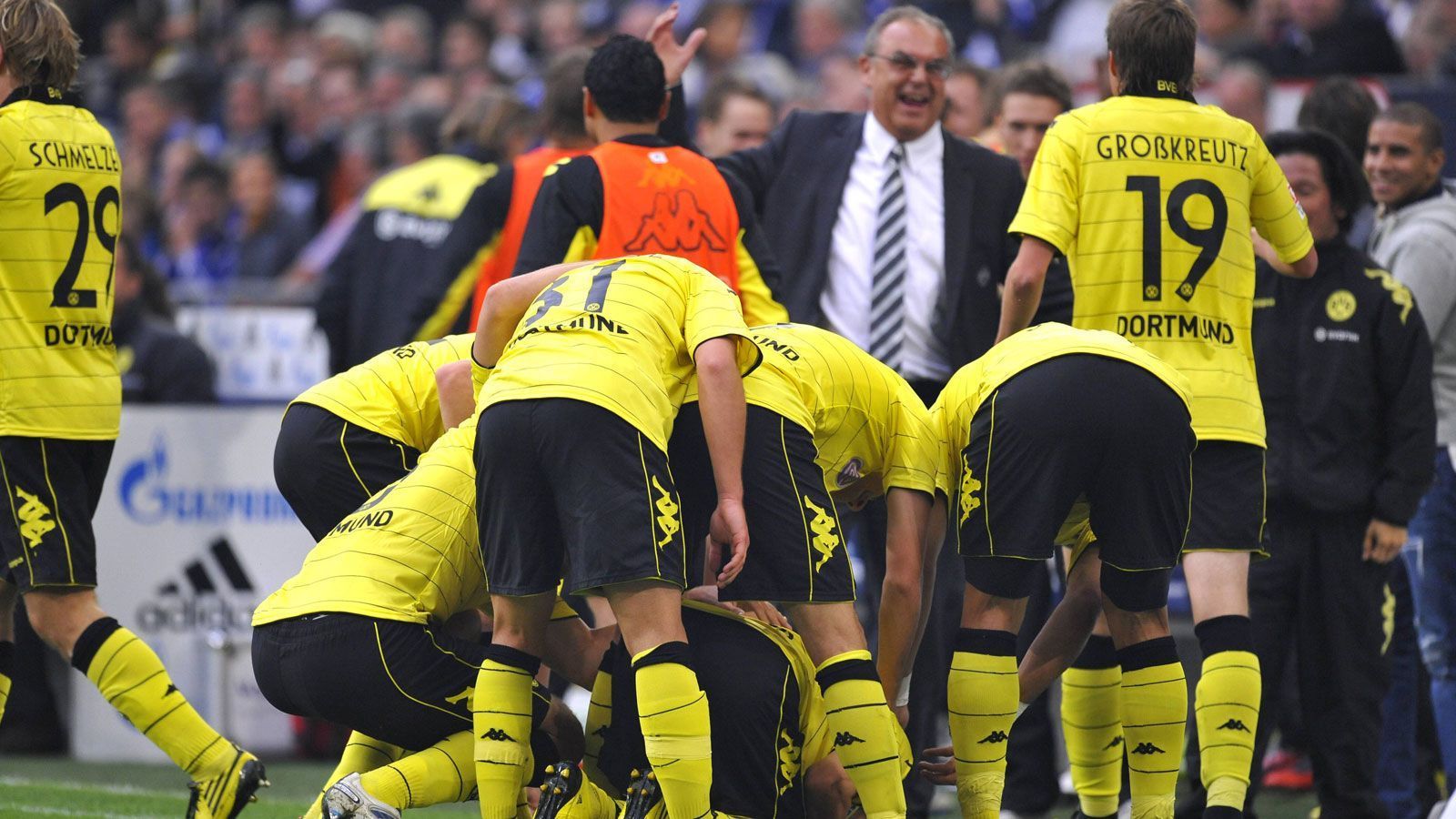 
                <strong>Demütigung in der Veltins-Arena</strong><br>
                Am 19. September 2010 eroberte der BVB die Arena auf Schalke mit einem klaren 3:1. Das Ergebnis hätte noch viel höher ausfallen können. Aber auch so war es eine Demütigung für die Königsblauen und der Anfang einer Durststrecke.
              