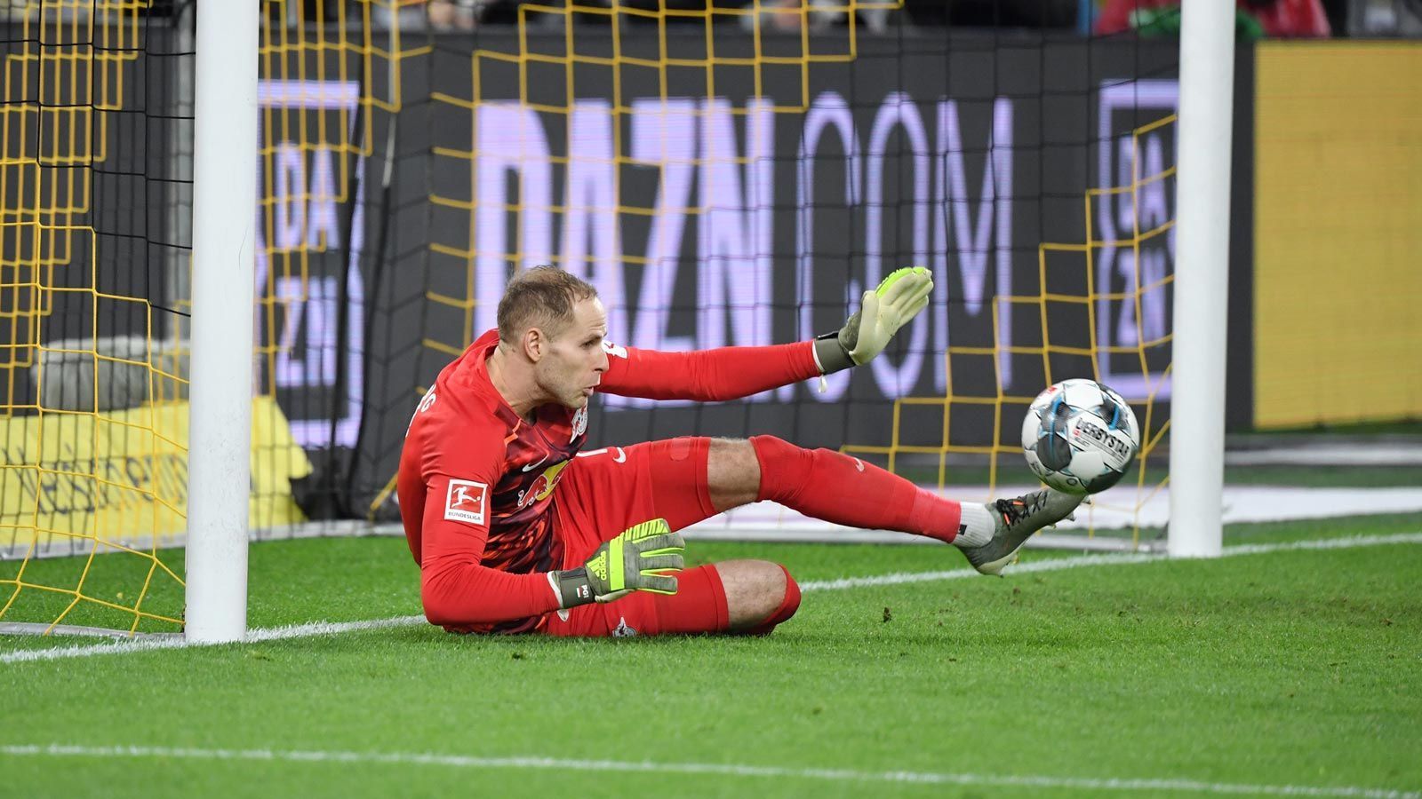 
                <strong>Peter Gulacsi (RB Leipzig)</strong><br>
                Reagiert anfangs gut beim Kopfball von Hummels (15.) und beim Flachschuss aufs kurze Eck von Hakimi in der 21. Minute. Keine Sensationsparaden, aber halten muss man die Dinger trotzdem erstmal. Rettet gut gegen Sancho (22.) macht aber Sekunden später beim 1:0 durch Weigl eine unglückliche Figur, als der Ball kurz vor ihm noch mal aufspringt (23.). Beim Treffer von Brandt aus kurzer Entfernung ohne Chance (34.). Auch beim 3:2 durch Sancho chancenlos (55.). ran-Note: 4
              