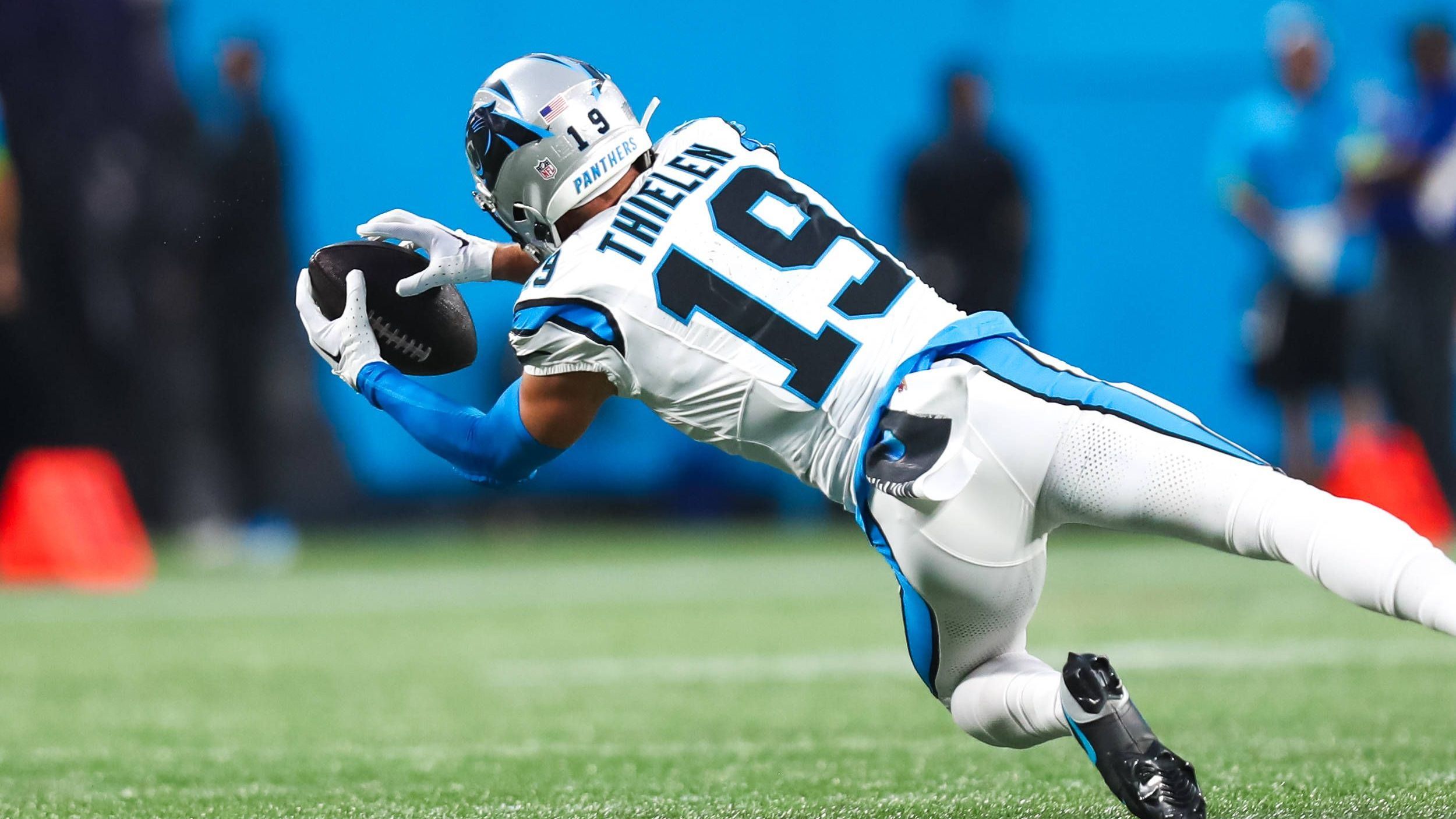 <strong>Carolina Panthers: Wide Receiver</strong><br>Das Passing Game ist die große Schwäche der Panthers. Klar ist Quarterback Bryce Young noch sehr jung und die Offensive Line sicher auch nicht die beste, allerdings stellt die Wide-Receiver-Gruppe das größte Problem in Charlotte dar. Routinier Adam Thielen ist noch der namhafteste Passempfänger.