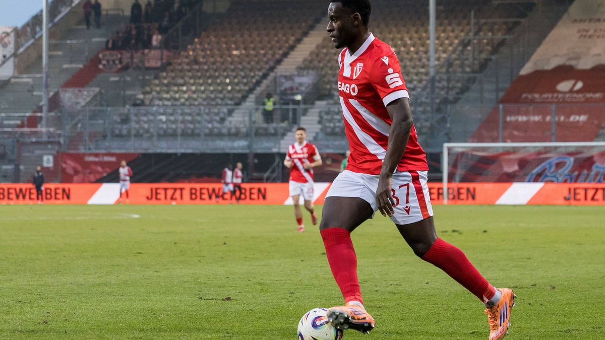 Cottbus, Deutschland 29. November 2025: 3. Liga - 2025 2026 - FC Energie Cottbus vs. Viktoria Köln Im Bild: Merveille Biankadi (Energie Cottbus) DFB regulations prohibit any use of photographs as i...