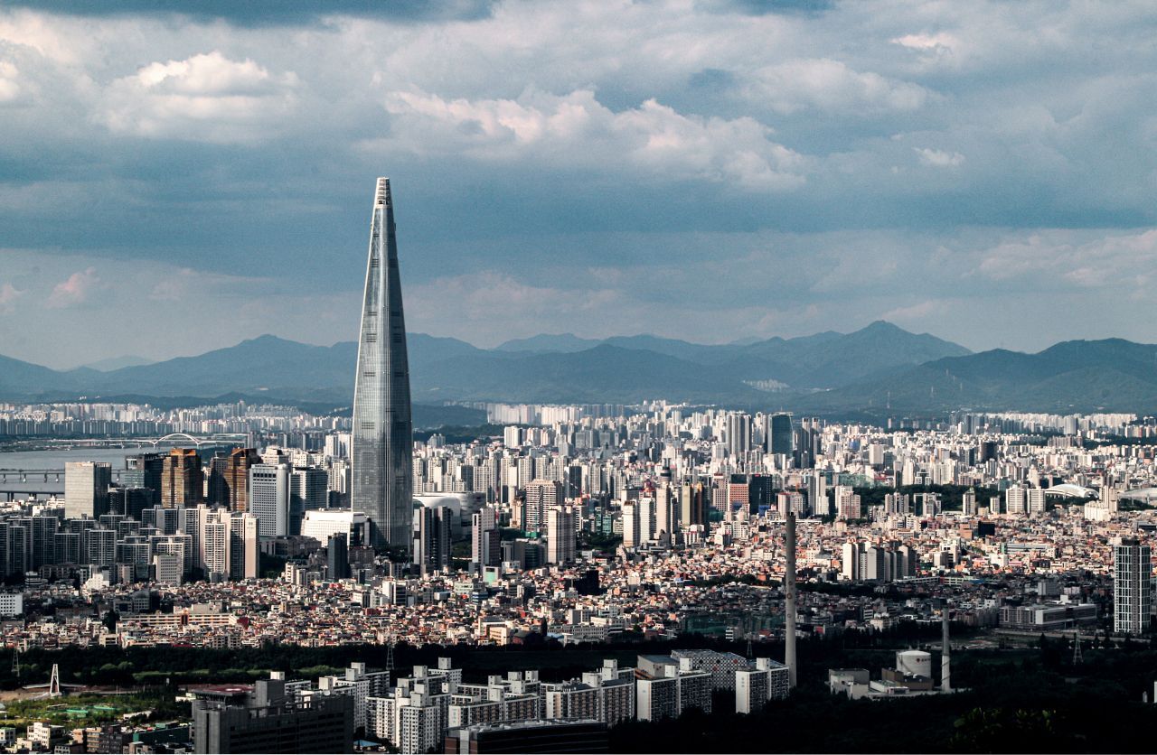 Seoul: 2022 drängelten sich 9,97 Millionen Menschen in der Hauptstadt Südkoreas. In den Außenbezirken entstanden bereits in den 1990er-Jahren Trabantenstädte, um die Wohnungsnot zu lindern.