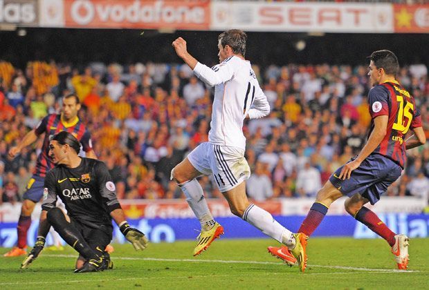 
                <strong>Copa-del-Rey-Finale 2013/2014</strong><br>
                Eben noch der Held, dann der Depp: Marc Bartra wird an der Seitenlinie vom blitzschnellen Gareth Bale überrannt und versäumt das taktische Foul. Die Folge daraus ist verheerend - Bale kommt frei zum Abschluss und tunnelt Barca-Schlussmann Jose Manuel Pinto.
              