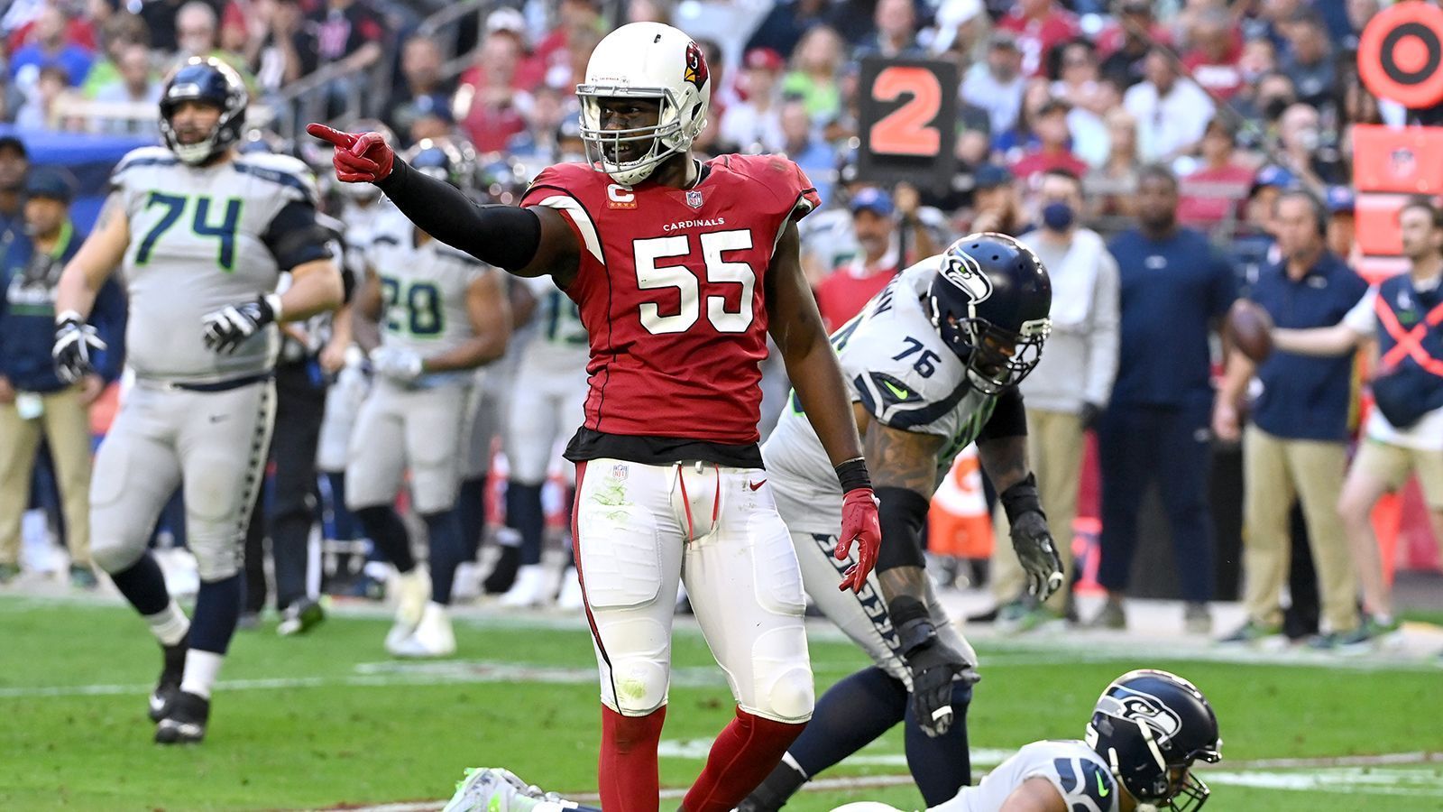 
                <strong>Arizona Cardinals: Chandler Jones</strong><br>
                Der 31-Jährige steuerte in der abgelaufenen Spielzeit 47 Pressures und zehneinhalb Sacks bei. Jones zählt noch immer zu den besseren Pass Rushern der Liga und das Titelfenster ist für die Cardinals aktuell offen. Jones könnte auch kommende Saison ein wichtiger Bestandteil der Defense werden. 
              