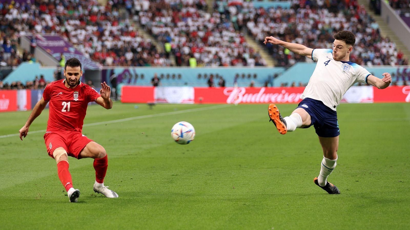 
                <strong>Declan Rice</strong><br>
                Als defensiver Part der Doppelsechs wenig beschäftigt. Deshalb auch immer wieder in der gegnerischen Hälfte zu finden. Unterschätzt einmal eine Flanke von Trippier, was in der Folge zur besten Chance des Iran in der ersten Halbzeit führt. ran-Note: 
              