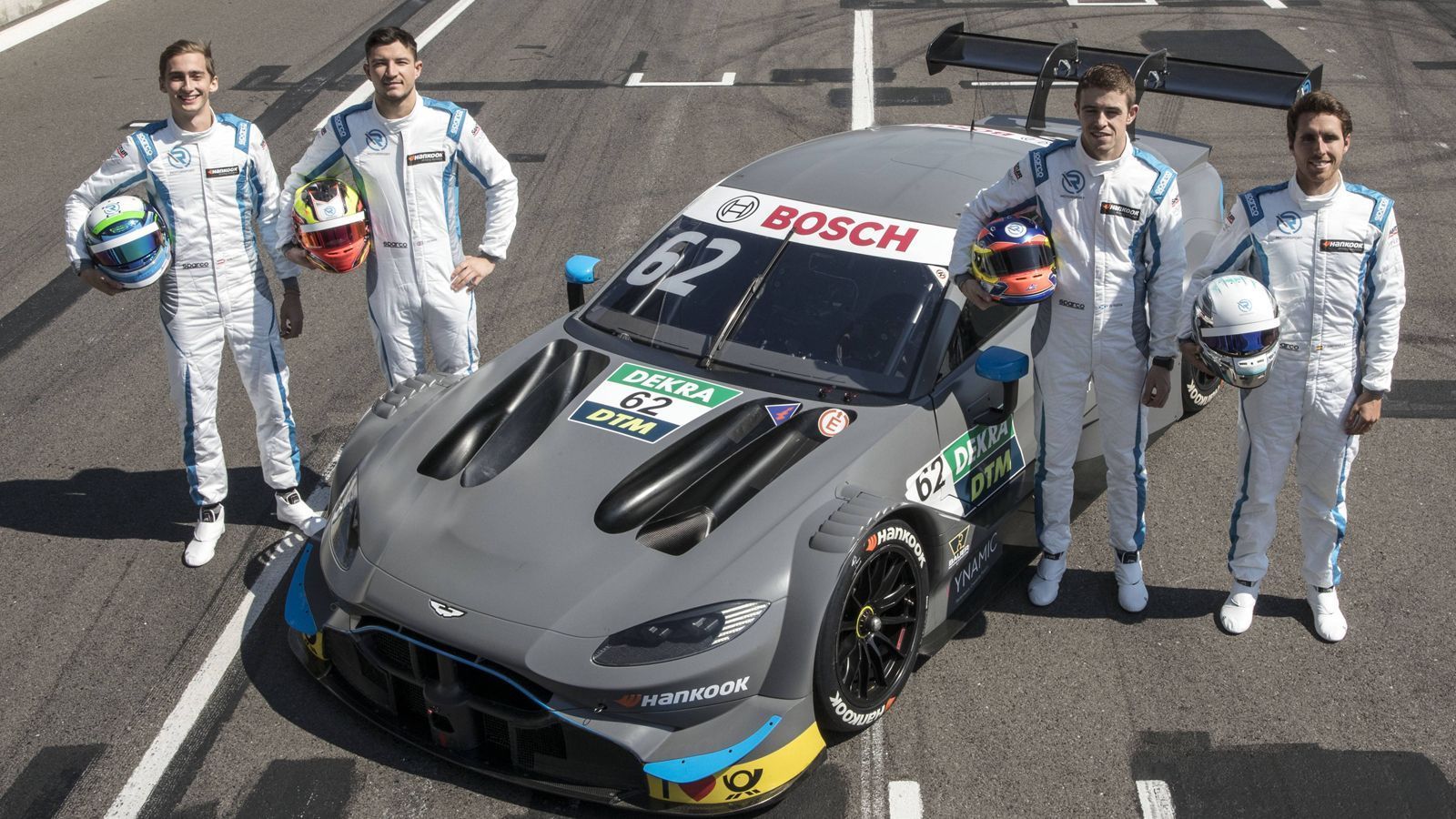 
                <strong>Aston Martin</strong><br>
                Die Luxus-Sportwagen-Marke, Dienstwagen-Lieferant von James Bond, tritt erstmals in der DTM auf. Gesteuert wird das Projekt aus der Schweiz: R-Motorsport startet unter der exklusiven Lizenz von Aston Martin mit dem Aston Martin Vantage DTM. Das Projekt von R-Motorsport wird von der Vynamic GmbH verantwortet und operativ geleitet. Dieses Joint Venture von der R-Motorsport-Muttergesellschaft AF Racing AG und der HWA AG baut die DTM-Fahrzeuge. Das Team R-Motorsport setzt vier Autos ein. Team Principal ist Dr. Florian Kamelger.
              