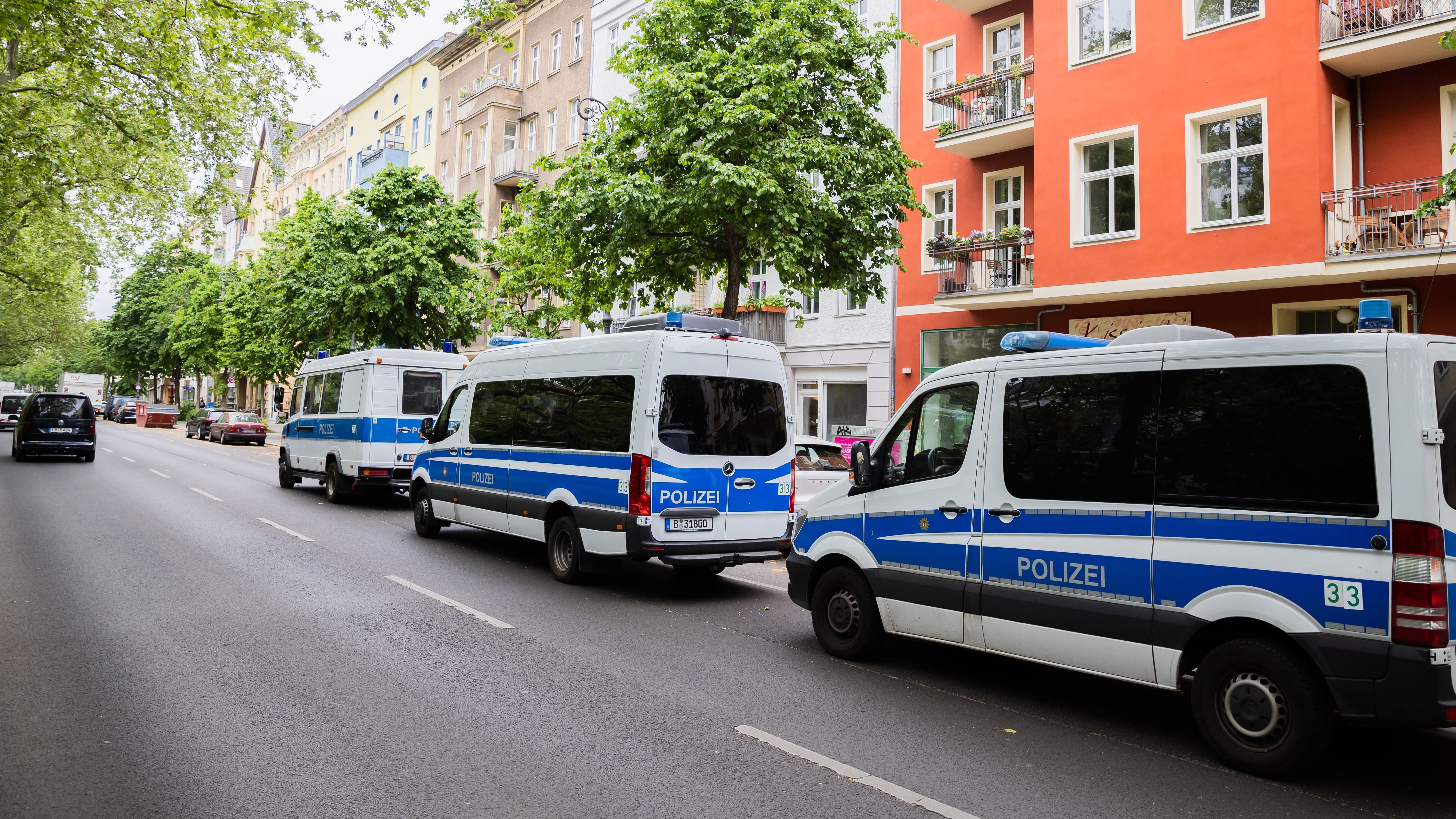 Polizei und Staatsanwaltschaft haben Objekte in sieben Bundesländern, darunter auch in Berlin, durchsucht. 