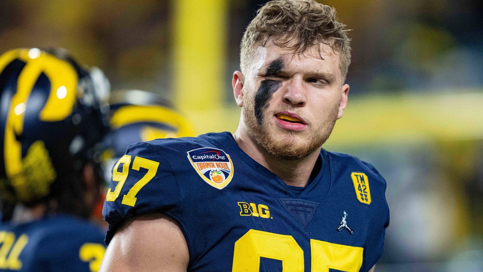 
                <strong>2. Pick: - TRADE 1 - New York Giants - Aidan Hutchinson, Edge, Michigan</strong><br>
                Gleich an zweiter Stelle gibt es einen Trade-Alarm: Die New York Giants tauschen zwei Erstrundenpicks für einen der Detroit Lions und gehen damit auf Nummer sicher, um sich die Rechte an Edge Rusher Aidan Hutchinson zu sichern.
              