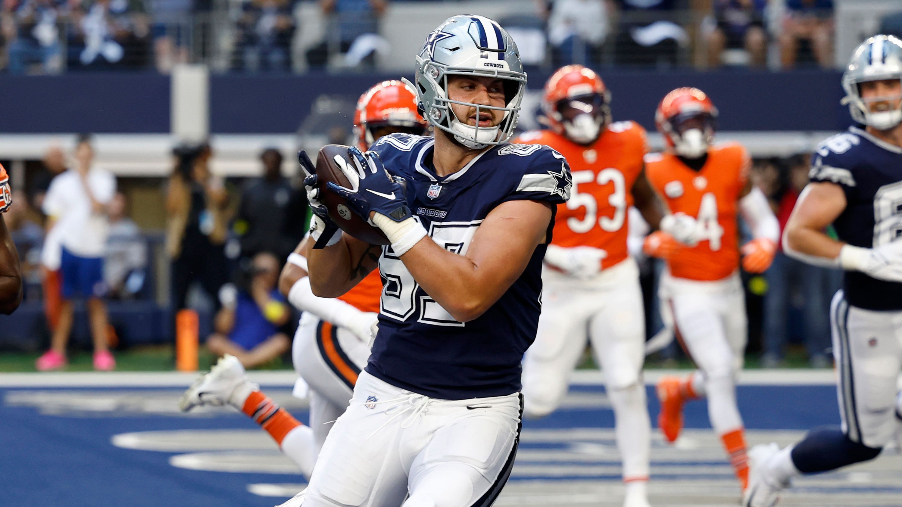 
                <strong> NFC East: Dallas Cowboys - Tight End Jake Ferguson</strong><br>
                Nach dem Abgang des bisherigen Starting Tight End Dalton Schultz in der Free Agency zu den Texans wird Jake Ferguson im zweiten Jahr bei den Dallas Cowboys wohl beginnen und viele Gelegenheiten bekommen, um sich zu beweisen. In extrem begrenzten Einsätzen deutete der Viertrundenpick von 2022 in der Vorsaison bereits seine Qualitäten als Passempfänger an, indem er 20 von 23 Pässen für 208 Yards und zwei Touchdowns fing. Insgesamt kam der 24-Jährige auf 480 Snaps, wurde zumeist jedoch als zusätzlicher Blocker im Laufspiel eingesetzt. Mit Luke Schoonmaker verpflichtete die Franchise in der zweiten Runde des diesjährigen Draft zudem einen weiteren Positionskonkurrenten, der aber wohl erst an das NFL-Niveau herangeführt wird.
              