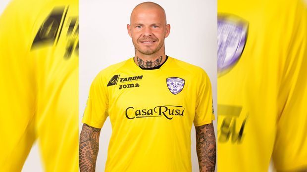 
                <strong>Sascha Kirschstein (ACS Poli Timisoara)</strong><br>
                Sascha Kirschstein (ACS Poli Timisoara): Seine ersten 35 Lebensjahre verbringt der gebürtige Braunschweiger in Deutschland, steht unter anderem bei Eintracht Braunschweig, dem Hamburger SV, Greuther Fürth oder zuletzt Erzgebirge Aue unter Vertrag. Vor der Saison 2015/2016 unterschreibt Kirschstein bei dem rumänischen Erstliga-Klub.
              