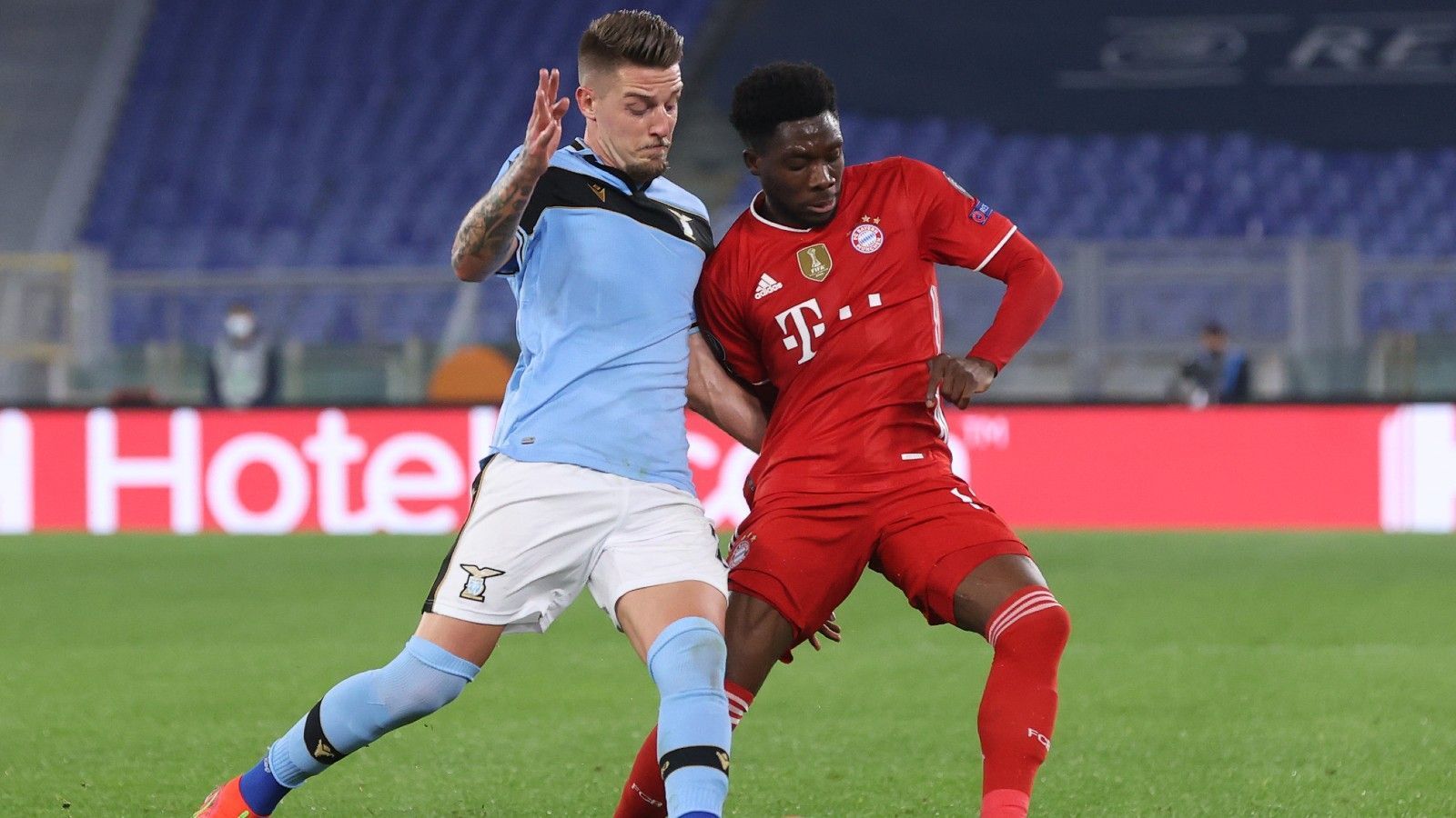 
                <strong>Alphonso Davies</strong><br>
                Verliert anfangs ein Laufduell, danach aber hellwach und sein Vorstoß ermöglicht den zweiten Bayern-Treffer. Deutlich verbessert im Vergleich zu den vergangenen Partien. ran-Note: 2
              