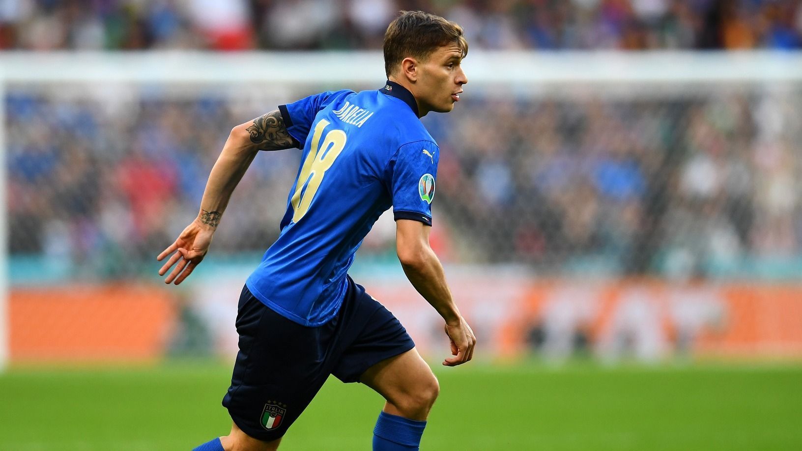 
                <strong>Nicolo Barella</strong><br>
                Nach den zuletzt sehr guten Spielen bei der EM überzeugt der Inter-Profi gegen Spanien nur bedingt. Vor allem bei eigenem Ballbesitz agiert er oft zu fehleranfällig oder vertändelt das Leder leichtfertig, wie bei einer möglichen Chance Italiens in der 21. Minute. So verpasst Barella einen Abschluss auf das zu diesem Zeitpunkt verwaiste Tor. ran-Note: 4
              